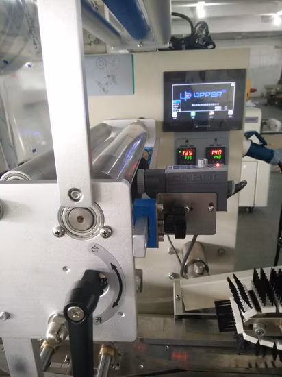 Automatische Papierbecher-Gabel-Einweg-Kunststoff-Besteck-Servietten-Flow-Verpackungsmaschine von Feiyu Machinery