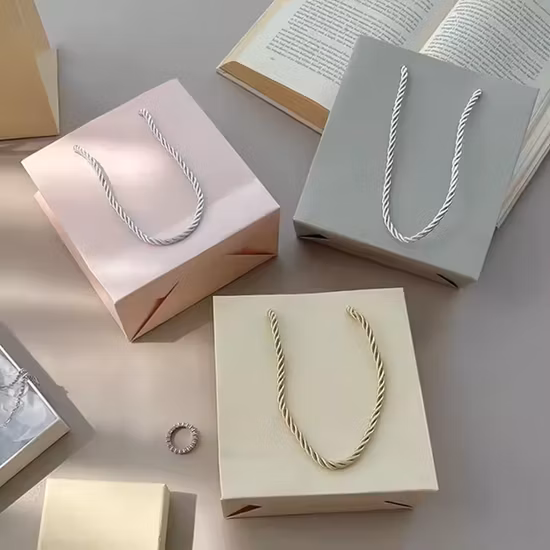 OEM-Fabrik-Großhandel, preiswerte Luxus-Geschenk-Einkaufs-Kraftpapiertüte mit individuellem Logo